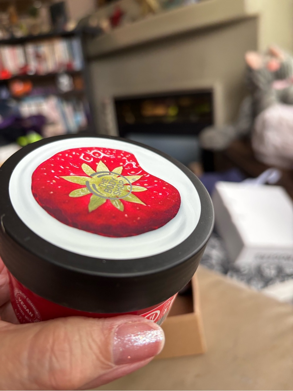 The Body Shop Juicy Strawberry Little Gift Box Bath & Body Set.  New! - Picture 8 of 11